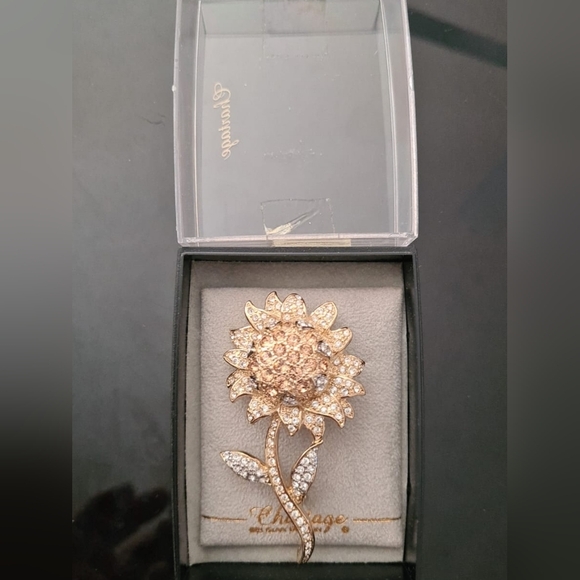 A flower shaped brooch - Picture 3 of 3